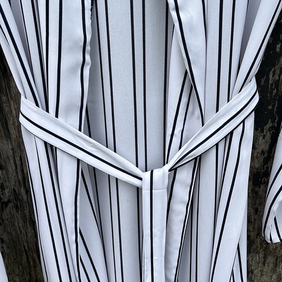 Forever 21 Robe. 💕 - Picture 5 of 8